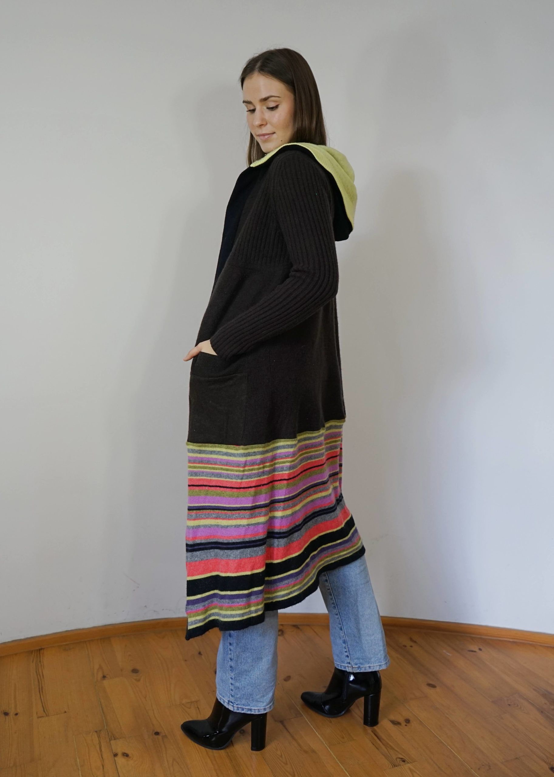 plaszcz-brazowy-kolorowe-paski-4-scaled.jpg
